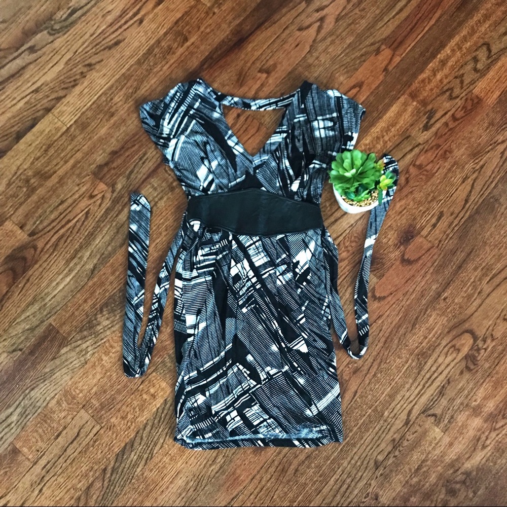XS Metropark black and white design cut out dress